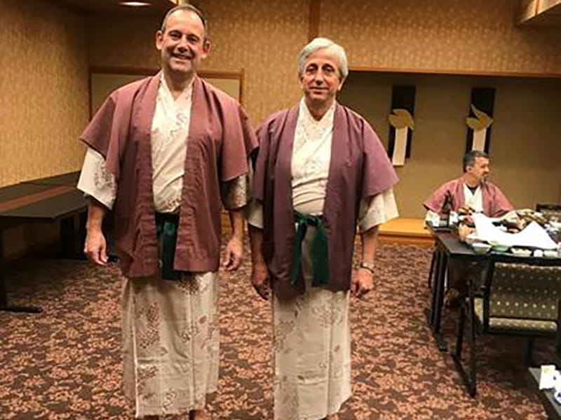 Fratelli Zerbi titolari di Agrocani vestiti con abiti tradizionali giapponesi
